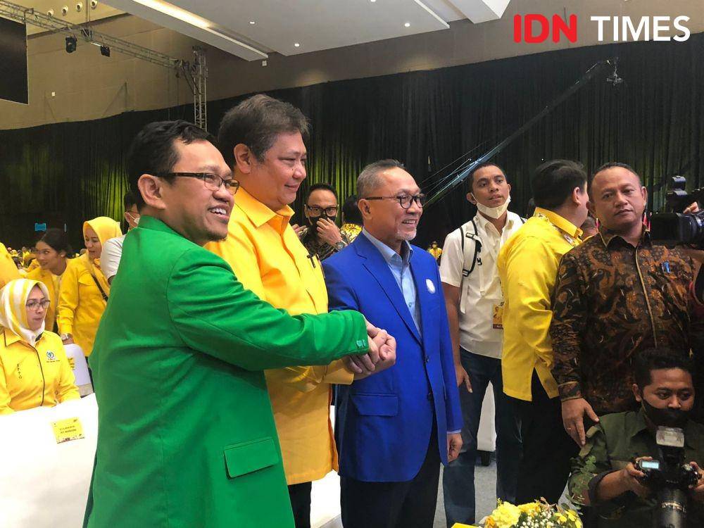 Ketua Umum Golkar Airlangga Hartarto (tengah), bersama dengan Ketum PAN Zulkifli Hasan, dan Waketum PPP Amir Uskara di Jiexpo, Jakarta Pusat, Kamis (20/10/2022). (IDN Times/Melani Putri)