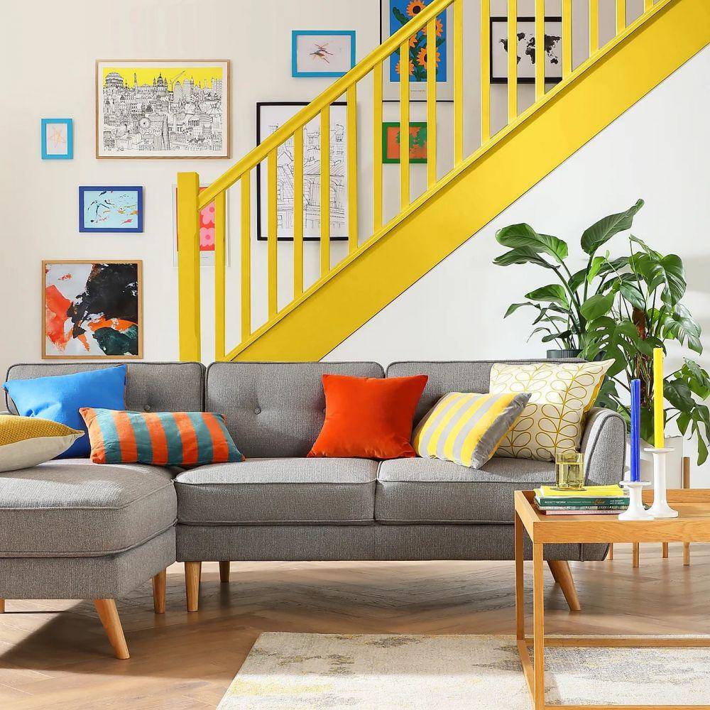 inspirasi dekorasi bantal di sofa abu-abu (furniturechoice.co.uk)