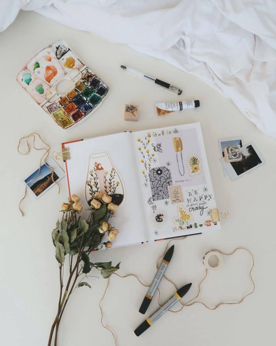 inspirasi scrapbook estetik (unsplash.com/Estée Janssens)