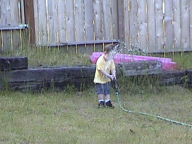 Momen kocak ketika anak-anak bermain air. (reddit.com/Kross516)