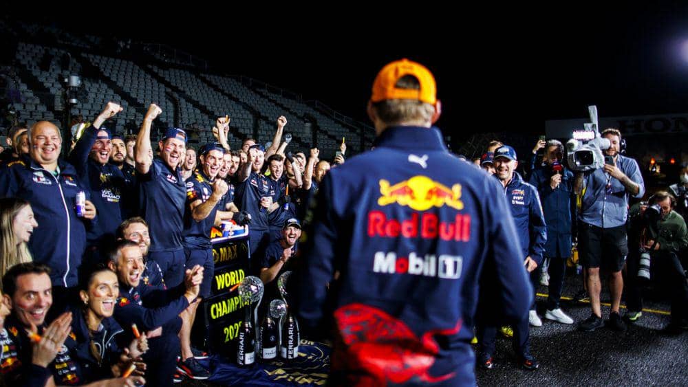 Red Bull merayakan gelar juara dunia Max Verstappen musim 2022. (twitter.com/redbullracing)