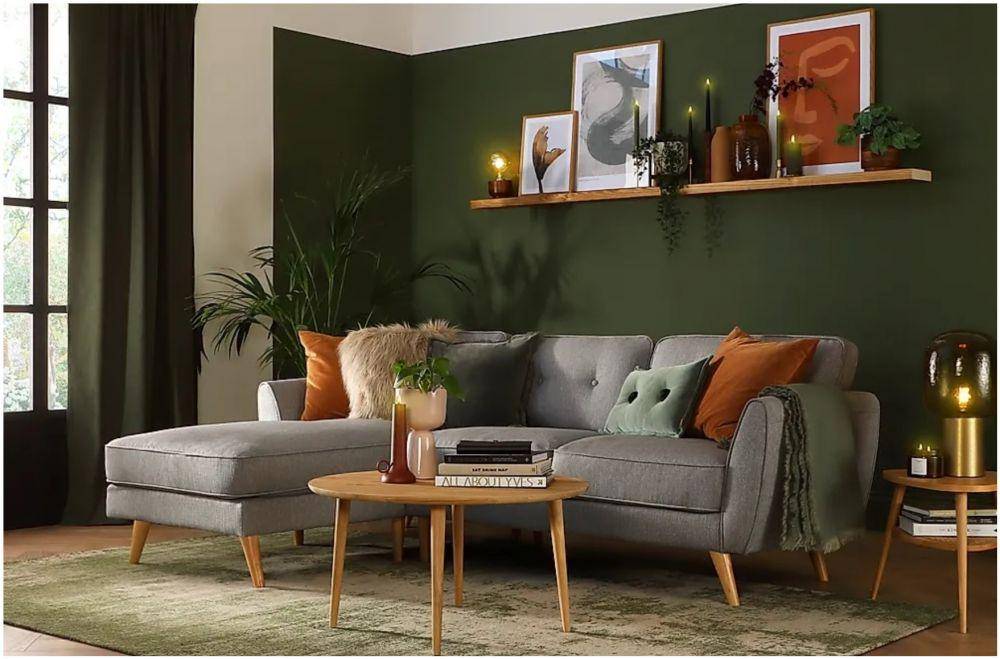 inspirasi dekorasi bantal di sofa abu-abu (furniturechoice.co.uk)
