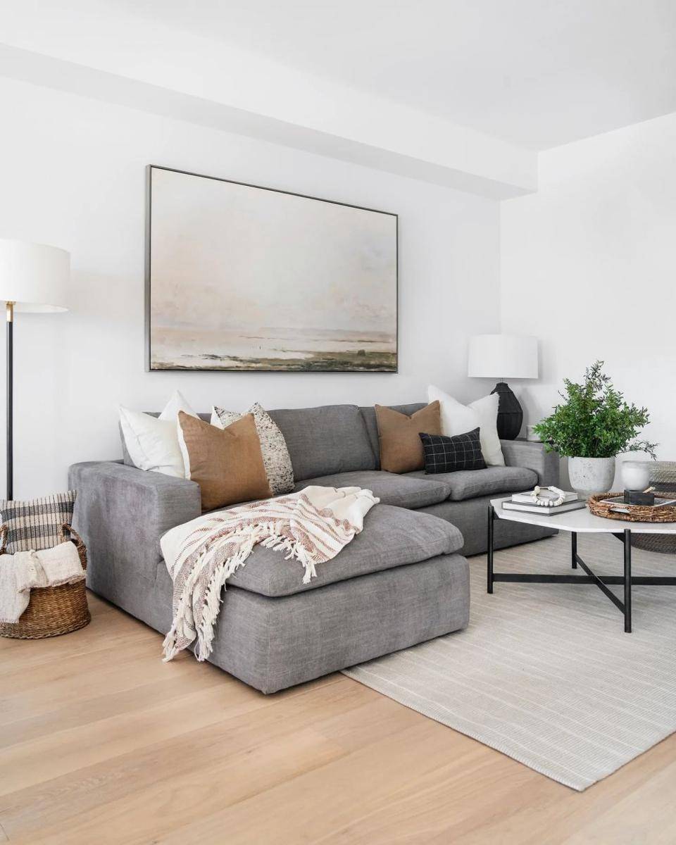inspirasi dekorasi bantal di sofa abu-abu (ldshoppe.com)