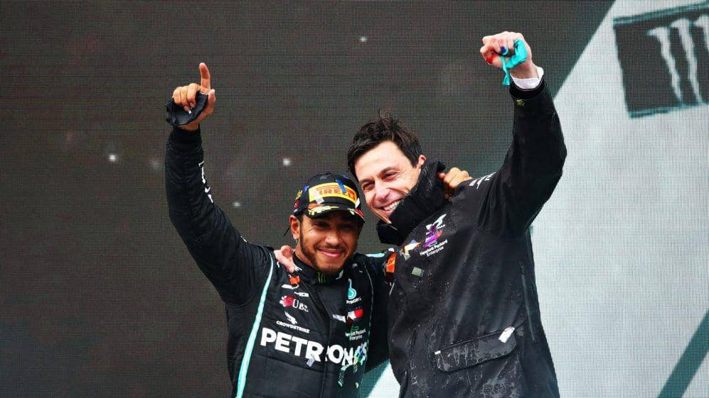 Lewis Hamilton dan Toto Wolff (formula1.com)