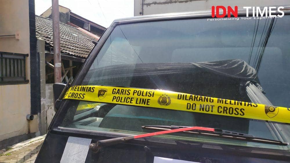 Sebuah pikap saat dipasangi garis polisi di lokasi gudang oli oplosan Jalan Kayumas Tanahmas, Semarang. (IDN Times/Fariz Fardianto)