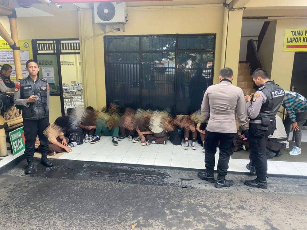 Pelajar Numpang Mobil Truk Bak Ditangkap Polisi di Tangerang