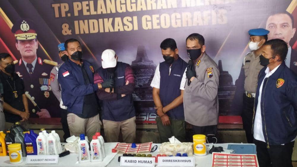 Kabid Humas Polda Jateng Kombes Pol M Iqbal Alqurusy bersama Ditreskrimsus Polda Jateng Kombes Pol Dwi Subagyo saat gelar perkara di Jalan Kayumas Tanahmas Semarang. (IDN Times/Fariz Fardianto)