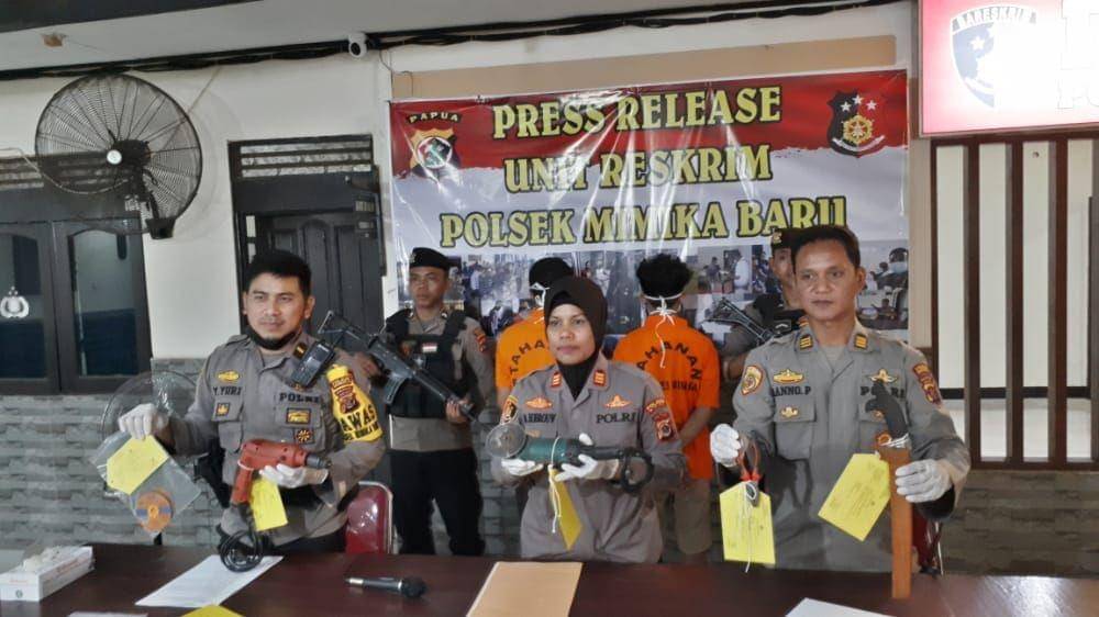 Kapolsek Miru AKP Saidah Hobrouw didampingi Wakapolsek Miru, AKP Rano dan Kanit Reskrim Polsek Miru Ipda Yusran saat menunjukkan barang bukti dan kedua tersangka, IDN Times/ Istimewa