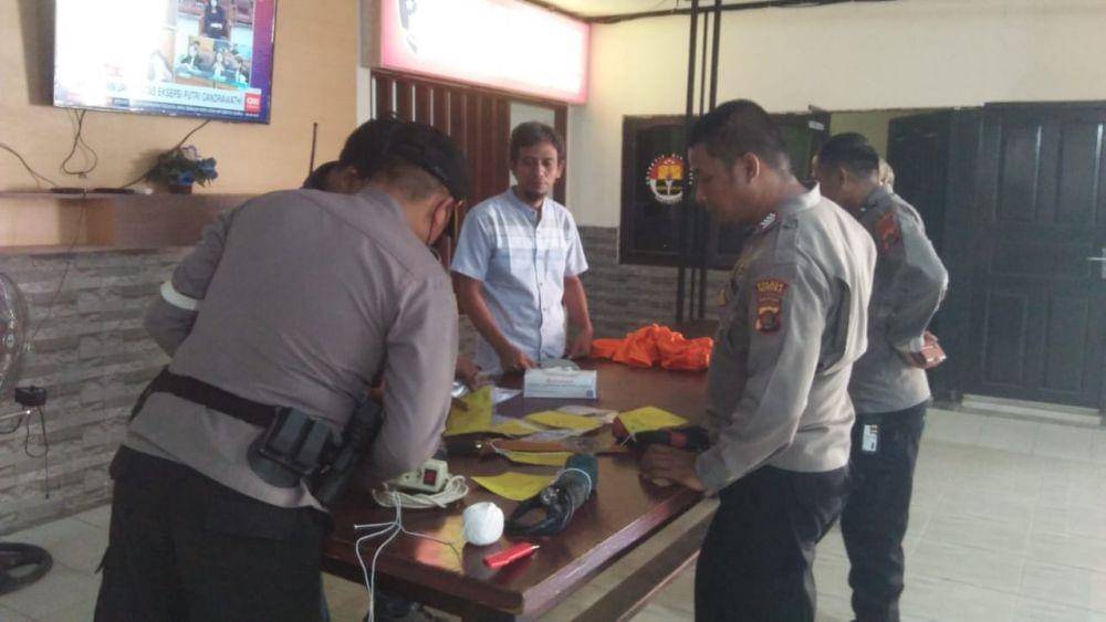 Beberapa personel unit Reskrim Polsek Mimika Baru saat menyiapkan barang bukti untuk press release, IDN Times/ Istimewa