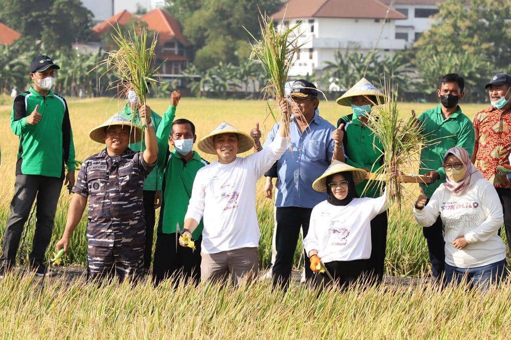Kota Surabaya berhasil meraih penghargaan Peduli Ketahanan Pangan 2022 dalam kategori Bidang Pemanfaatan Ruang Terbuka Hijau (RTH) dari Pemerintah Provinsi Jawa Timur (Jatim). (Dok. Pemkot Surabaya)