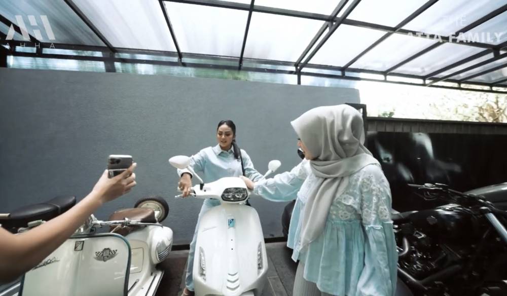 momen Atta Halilintar dan Aurel Hermansyah naik vespa bareng (youtube.com/attahalilintar)