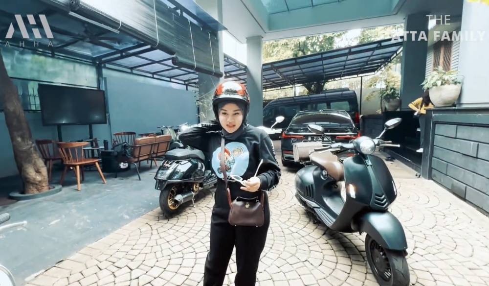momen Atta Halilintar dan Aurel Hermansyah naik vespa bareng (youtube.com/attahalilintar)