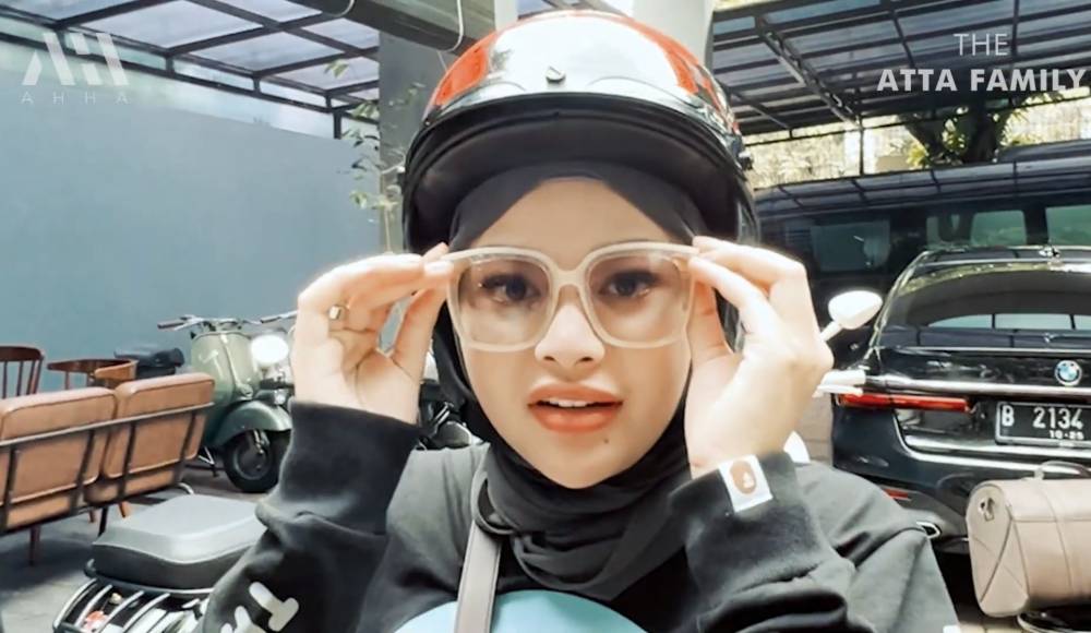 momen Atta Halilintar dan Aurel Hermansyah naik vespa bareng (youtube.com/attahalilintar)