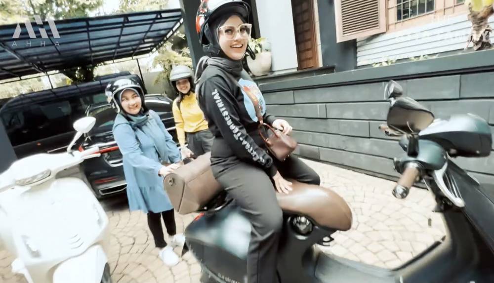 momen Atta Halilintar dan Aurel Hermansyah naik vespa bareng (youtube.com/attahalilintar)