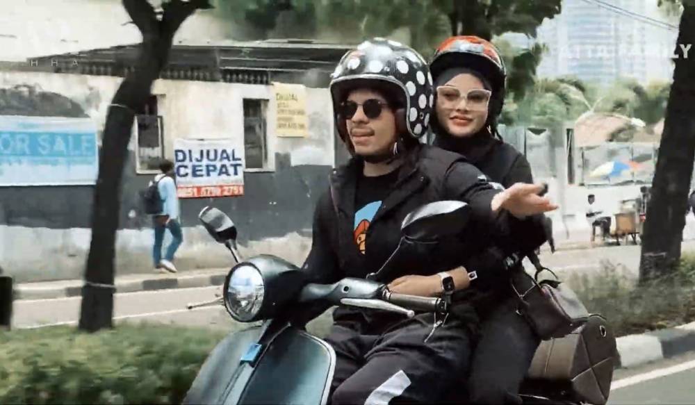 momen Atta Halilintar dan Aurel Hermansyah naik vespa bareng (youtube.com/attahalilintar)