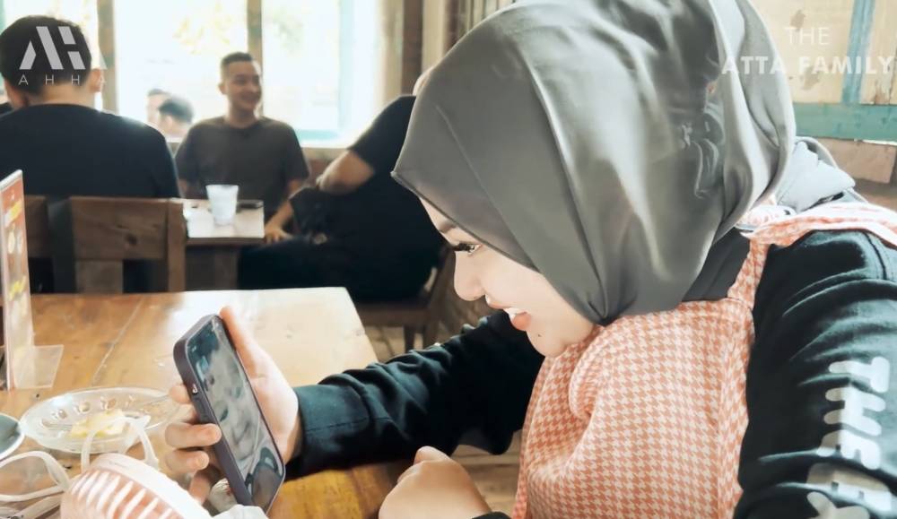 momen Atta Halilintar dan Aurel Hermansyah naik vespa bareng (youtube.com/attahalilintar)