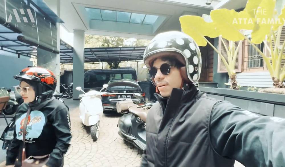 momen Atta Halilintar dan Aurel Hermansyah naik vespa bareng (youtube.com/attahalilintar)