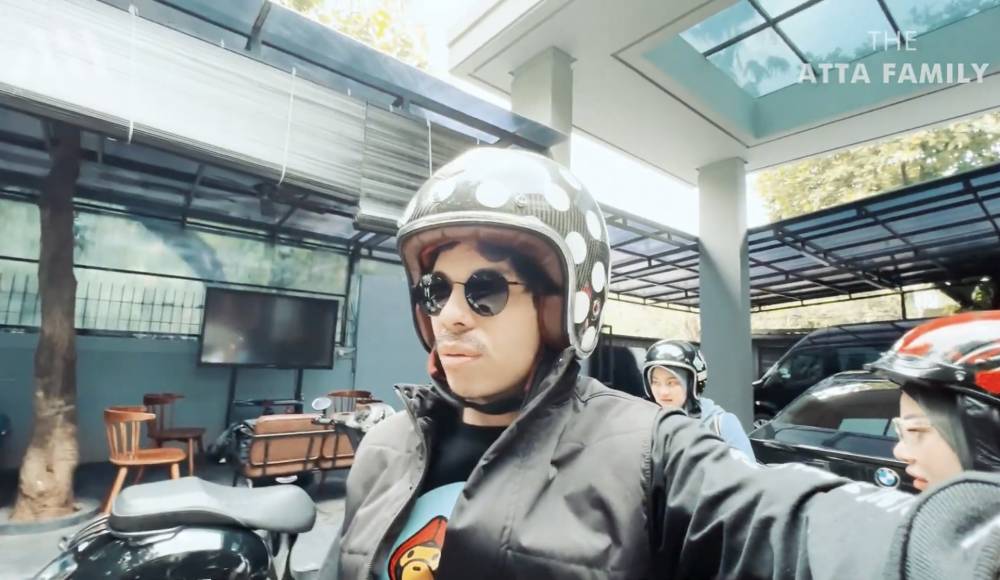momen Atta Halilintar dan Aurel Hermansyah naik vespa bareng (youtube.com/attahalilintar)