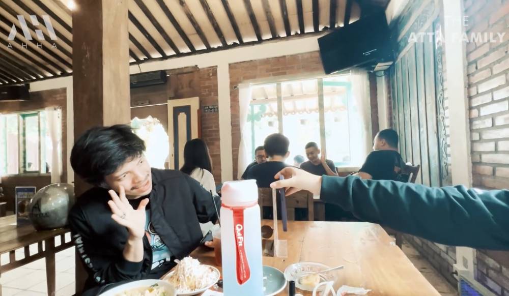 momen Atta Halilintar dan Aurel Hermansyah naik vespa bareng (youtube.com/attahalilintar)