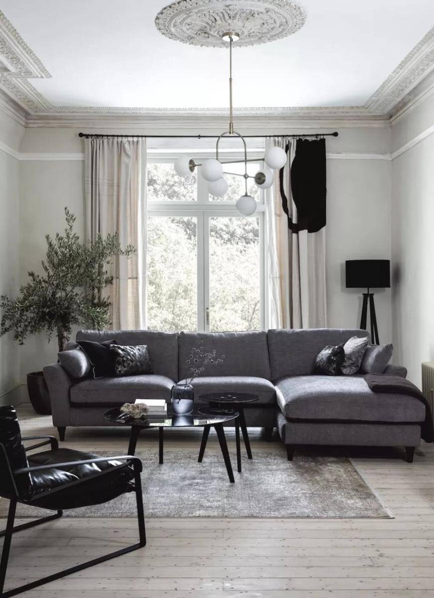 inspirasi dekorasi bantal di sofa abu-abu (livingetc.com)
