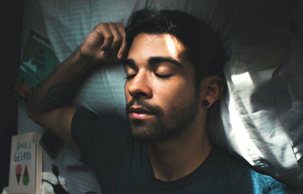 ilustrasi cara cepat tidur (unsplash.com/Lucas Andrade)