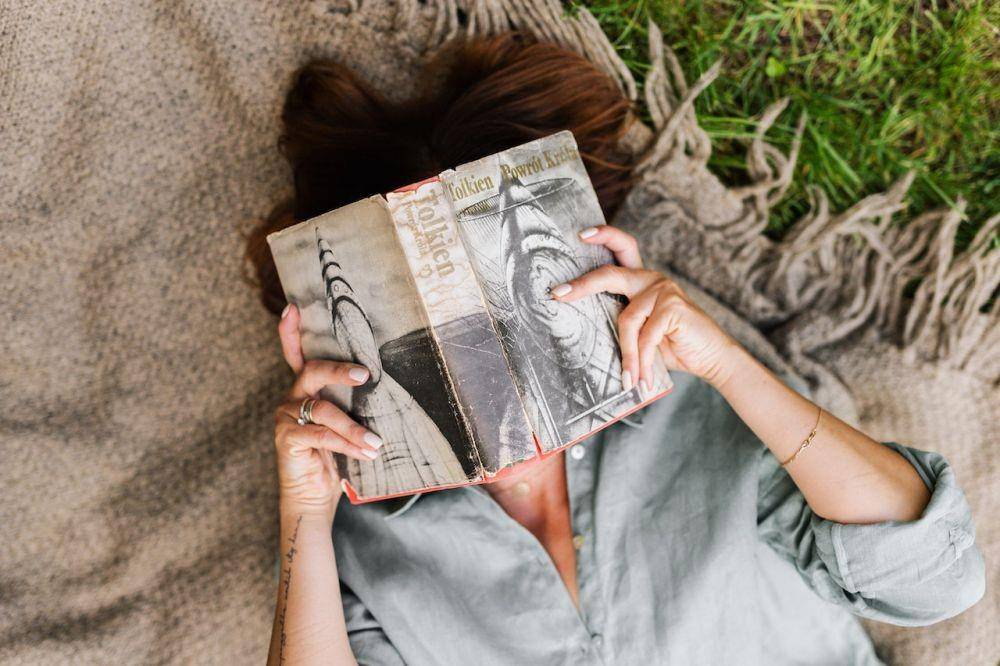 Ilustrasi orang membaca buku (pexels.com/Karolina Grabowska)