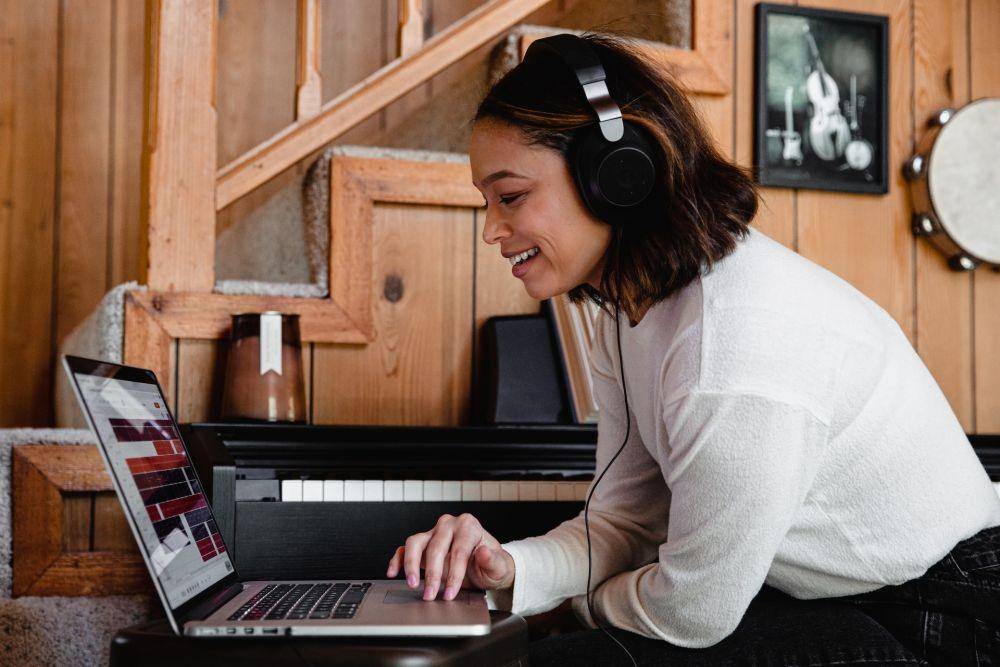 ilustrasi mendengarkan musik (unsplash.com/soundtrap)