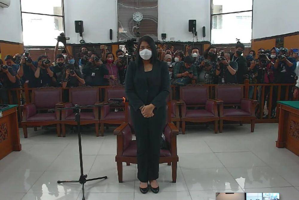 Terdakwa pembunuhan berencana Brigadir J, Putri Candrawathi memasuki ruang sidang di PN Jaksel, Kamis (20/10/2022). (youtube.com/KOMPAS TV)