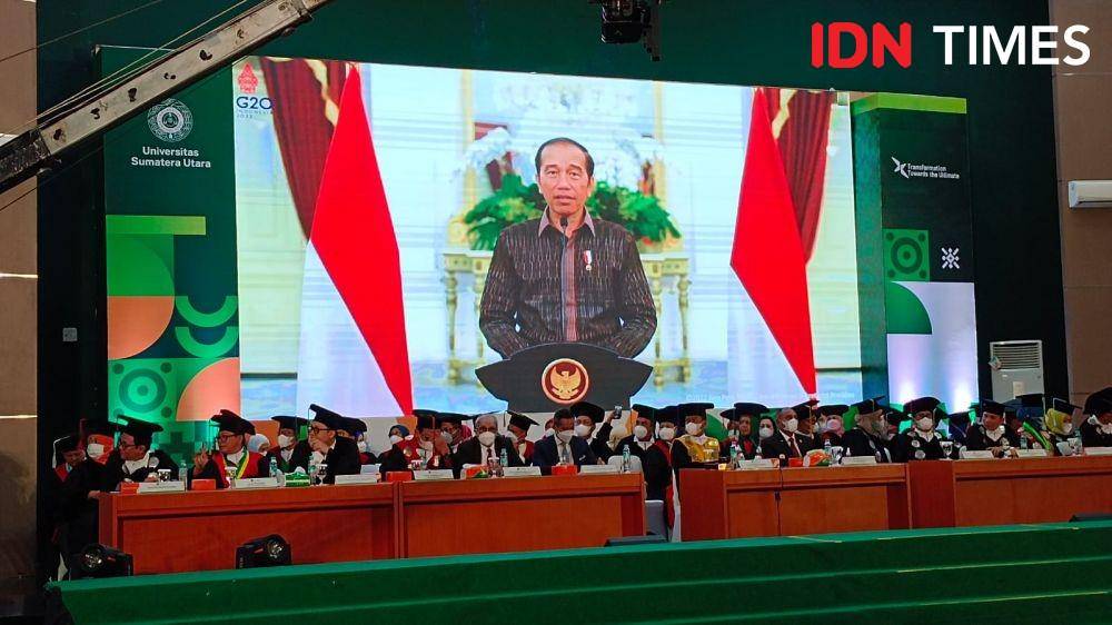 Presiden RI Joko Widodo saat memberikan sambutan pada acara Dies Natalis Ke-70 Universitas Sumatera Utara (USU) di Auditorium USU, Kamis (20/10/2022). (IDN Times/Arifin Al Alamudi)
