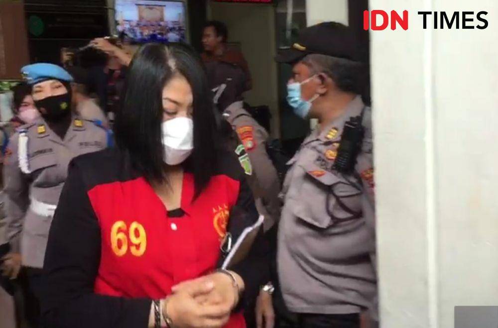 Terdakwa pembunuhan berencana Brigadir J, Putri Candrawathi memasuki ruang sidang di PN Jaksel, Kamis (20/10/2022). (IDN Times/Irfan Fathurohman)