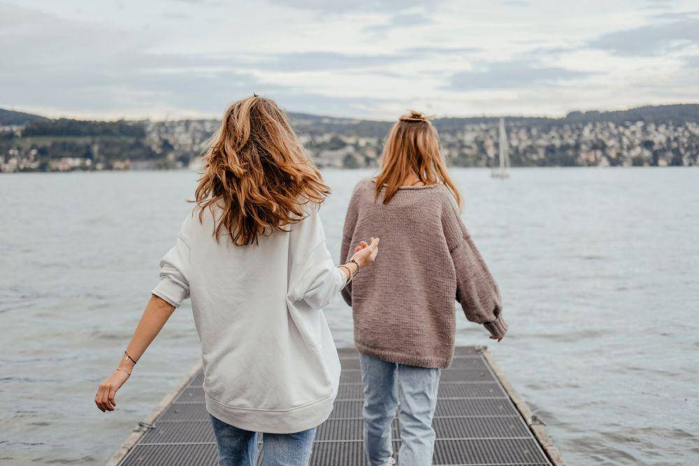 ilustrasi wanita di tepi danau (unsplash.com/yanapi senaud)