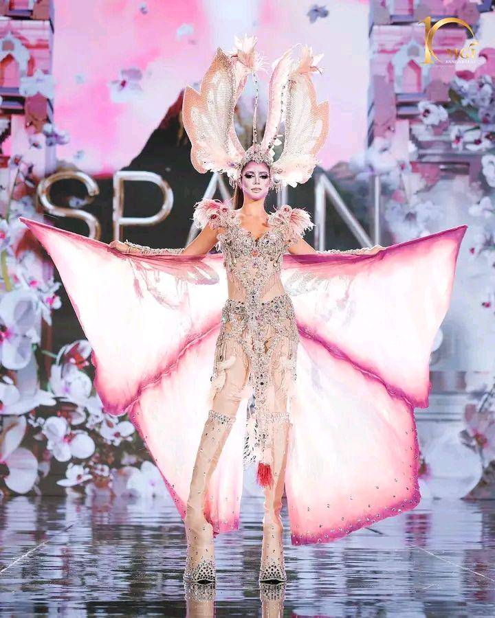 Potret Finalis Miss Grand International 2022 dalam Balutan Kostum Nasional (Facebook.com/Miss Grand International)