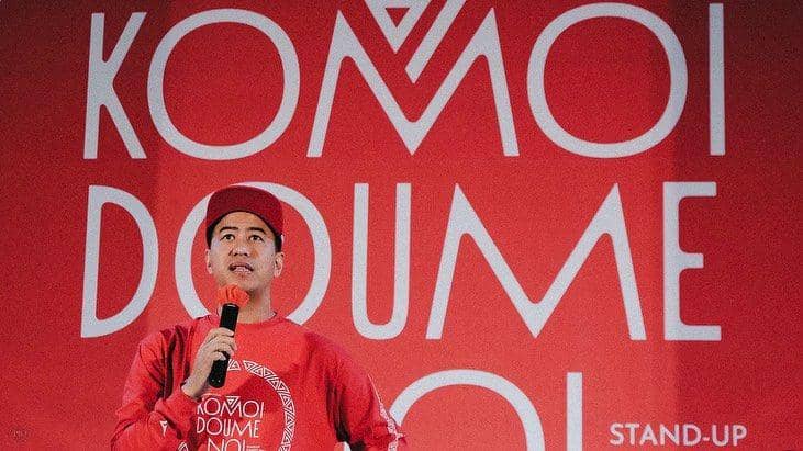 Panji pragiwaksono sedang stand up comedy. (intagram.com/pandji.pragiwaksono)