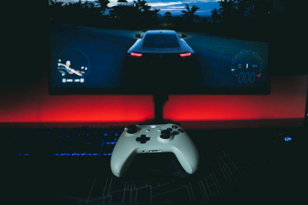 ilustrasi memainkan game dengan kontroler Xbox Series S (unsplash.com/Dimitris Chapsoulas)
