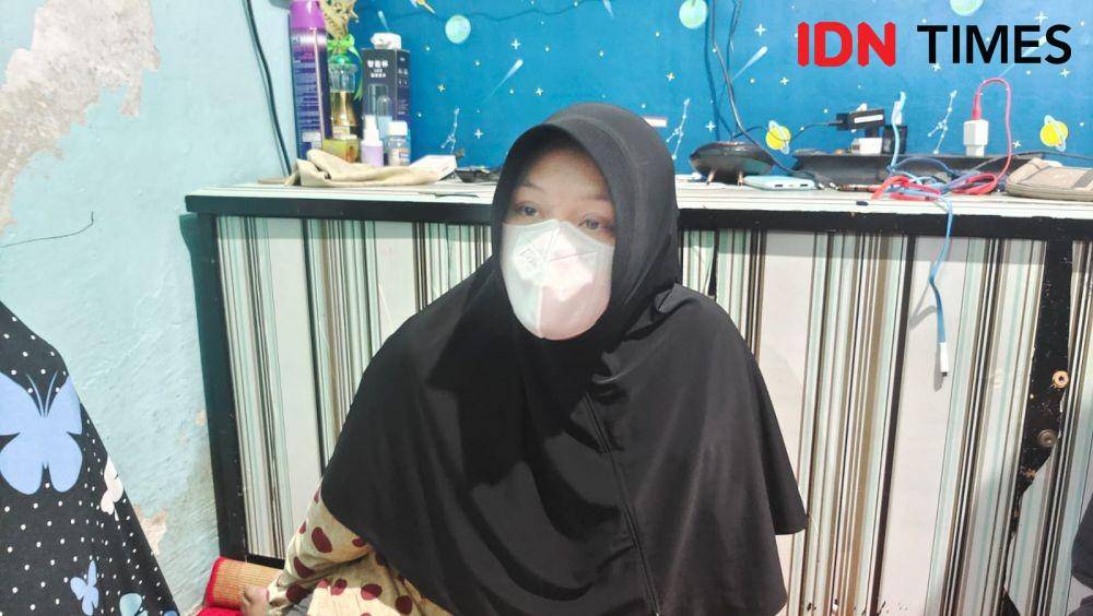 Soliha menceritakan anaknya yang mengalami gagal ginjal akut misterius hingga meninggal dunia. (IDNTimes/Dicky)