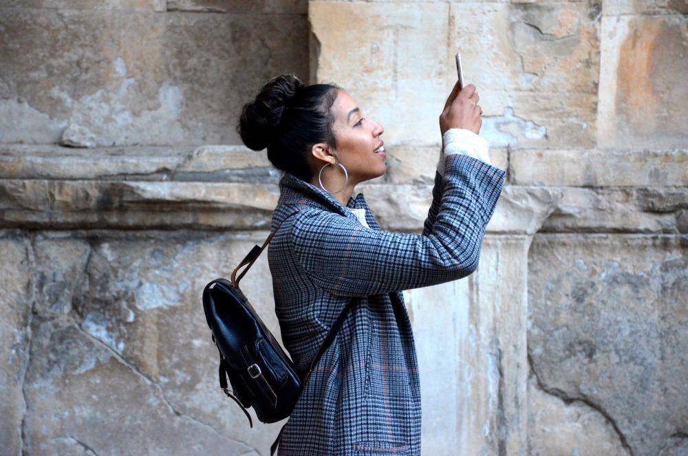 ilustrasi wanita melihat ponsel (unsplash.com/angela franklin)