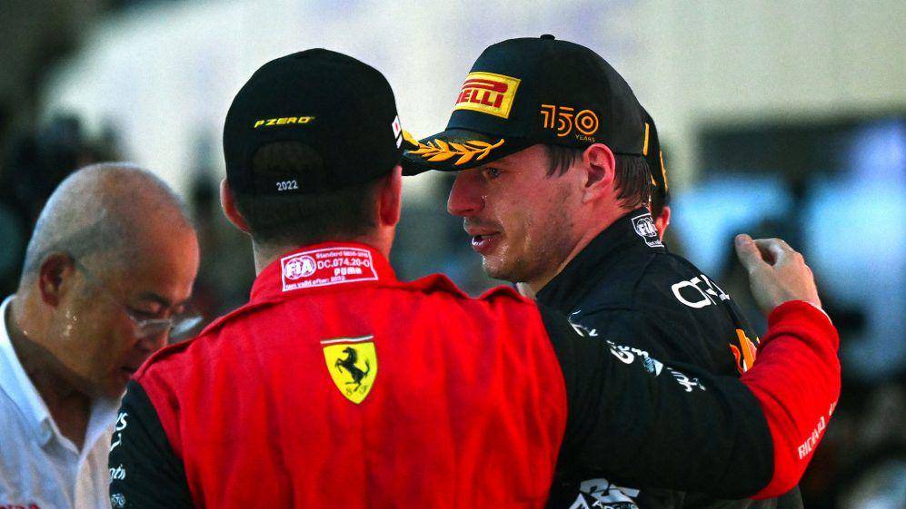 Charles Leclerc dan Max Verstappen berbicara selepas balapan GP Jepang 2022. (formula1.com)