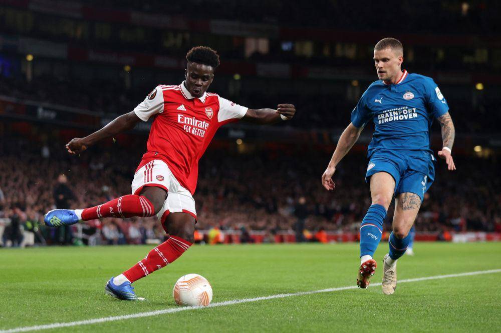 Bukayo Saka (kiri) dalam pertandingan Arsenal melawan PSV Eindhoven di UEL 2022/2023. (twitter.com/EuropaLeague)