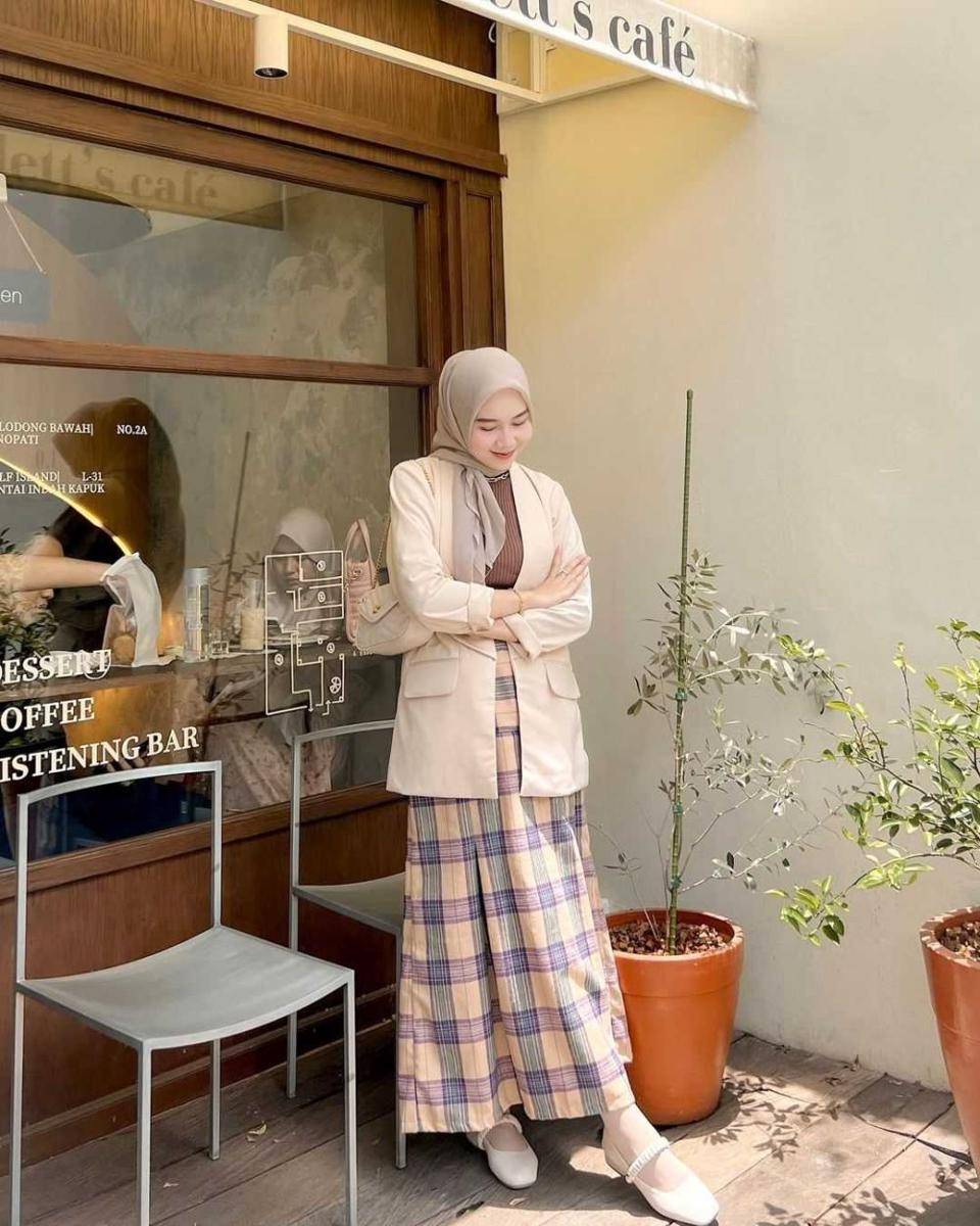 Potret OOTD (Instagram.com/azizahlimi)