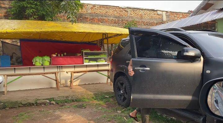 potret Adul yang kini buka usaha pecel lele (youtube.com/Komeng Info)