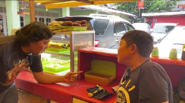 potret Adul yang kini buka usaha pecel lele (youtube.com/Komeng Info)
