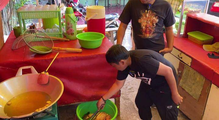potret Adul yang kini buka usaha pecel lele (youtube.com/Komeng Info)