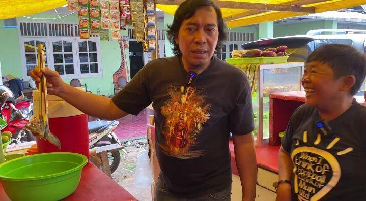 potret Adul yang kini buka usaha pecel lele (youtube.com/Komeng Info)