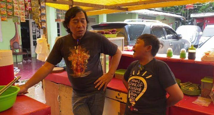 potret Adul yang kini buka usaha pecel lele (youtube.com/Komeng Info)