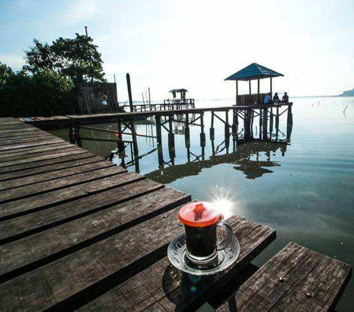 Menyeduh kopi di jembatan Pantai Karang Kering Gresik (Instagram/gresiktourism)