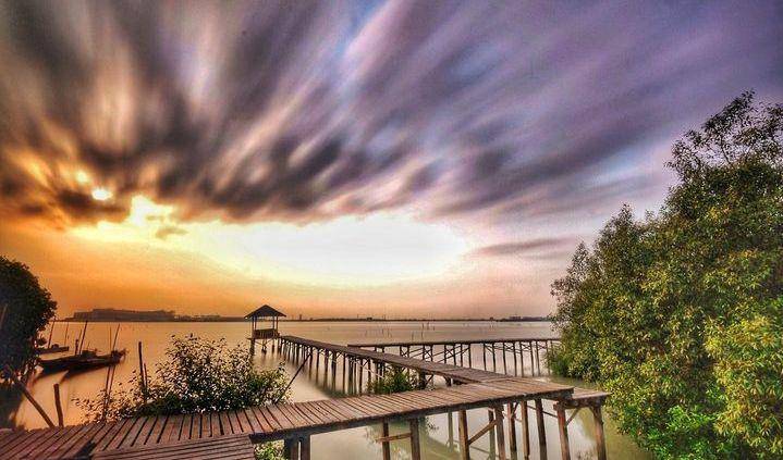 Suasana alam Pantai Karang Kering Gresik (Instagram/riesaramandanii)