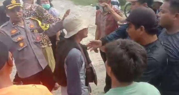 Tangkapan layar video ketegangan antara warga dan pihak ahli waris di lokasi wisata pantai Semilir Tuban. Dok Istimewa