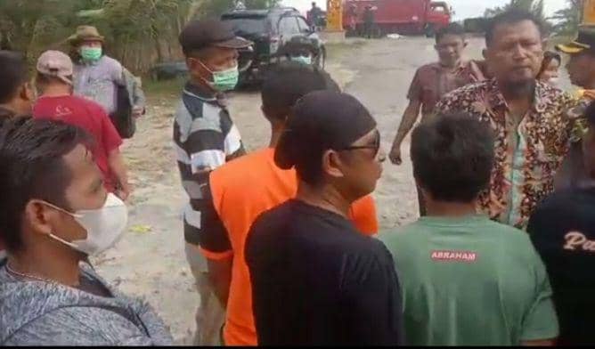 Tangkapan layar video ketegangan antara warga dan pihak ahli waris di lokasi wisata pantai Semilir Tuban. Dok Istimewa