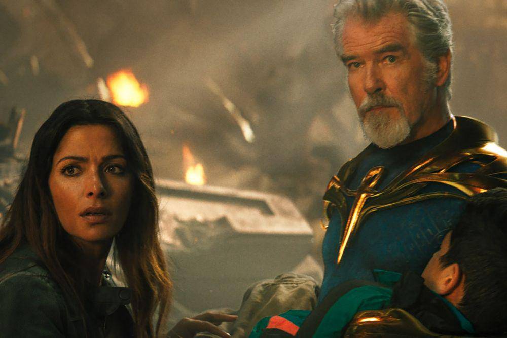 Sarah Shahi dan Pierce Brosnan dalam film Black Adam (dok. DC Films/Black Adam)