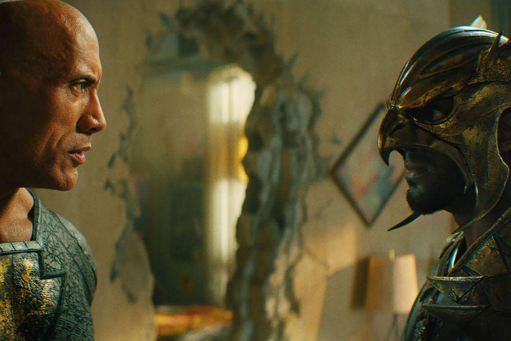 Dwayne Johnson dan Aldis Hodge dalam film Black Adam (dok. DC Films/Black Adam)